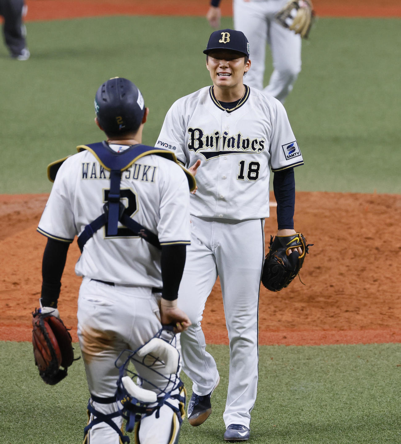 オリックス対阪神　阪神に勝利し、若月と握手を交わすオリックス山本（撮影・藤尾明華）