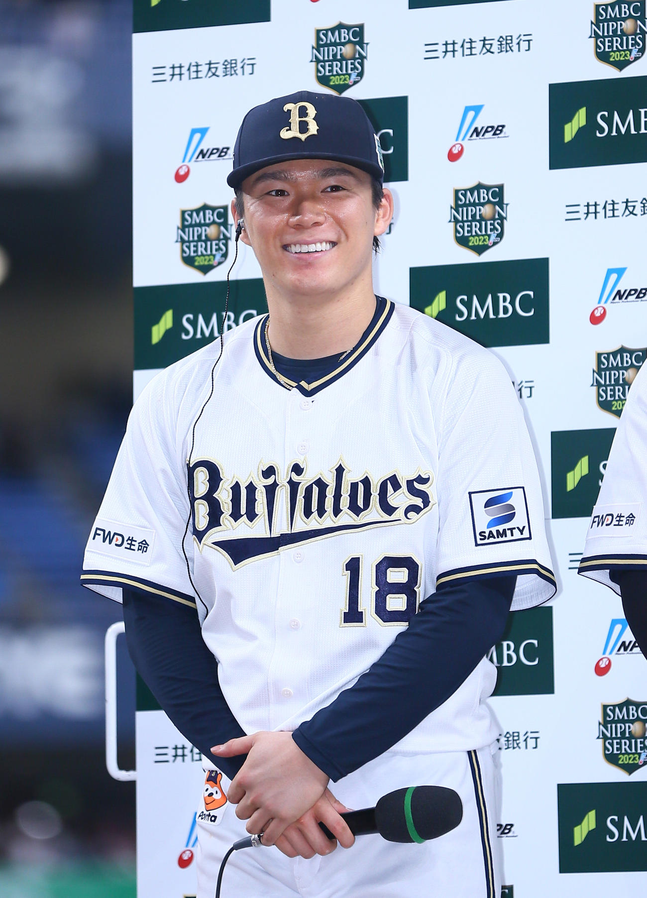 オリックス対阪神　阪神から勝利を挙げたオリックス山本はヒーローインタビューで笑顔を見せる（撮影・上山淳一）