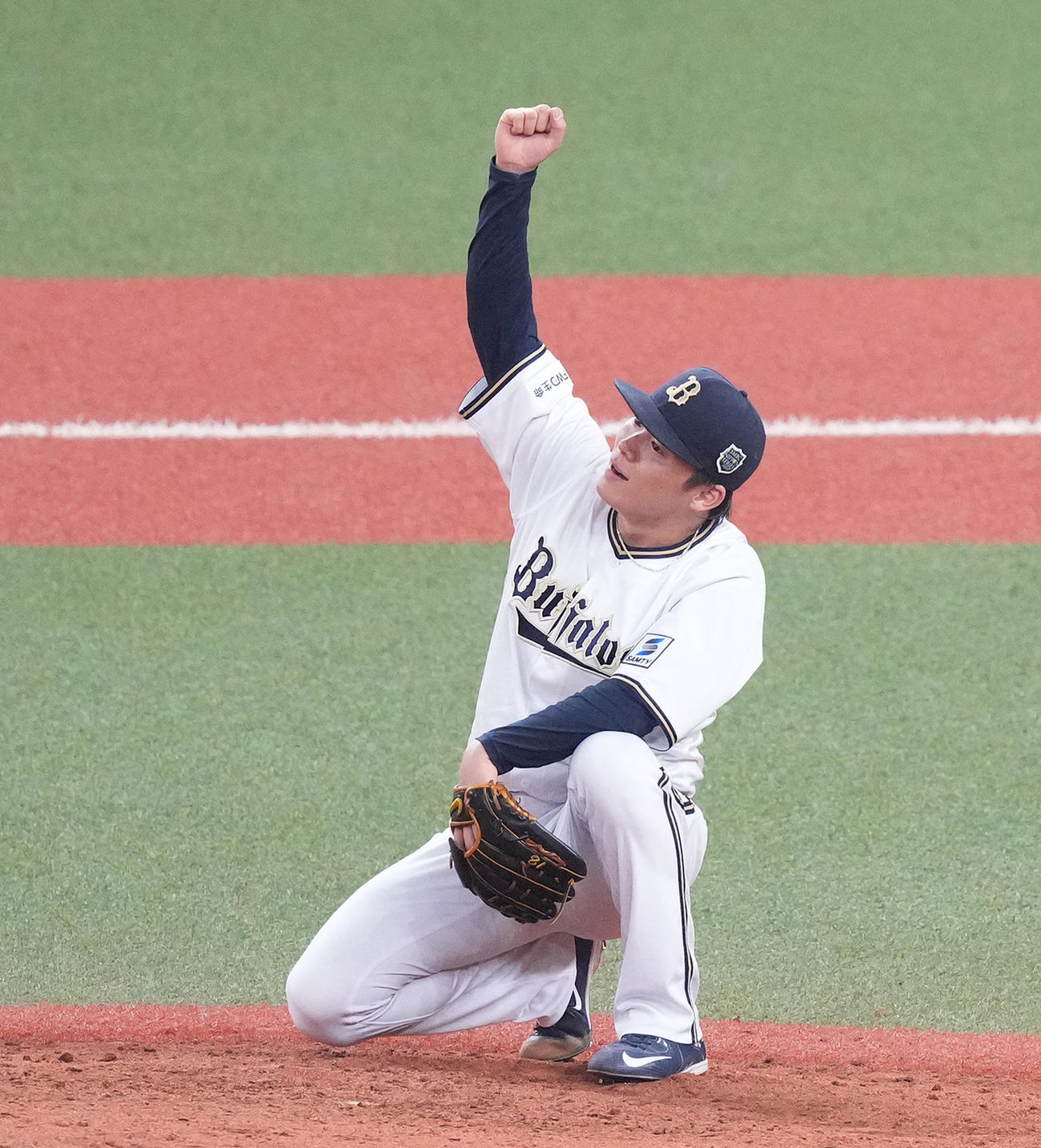 オリックス対阪神　9回表阪神2死一塁、近本を二ゴロに仕留めゲームセットとし、ガッツポーズを見せる山本（撮影・菅敏）