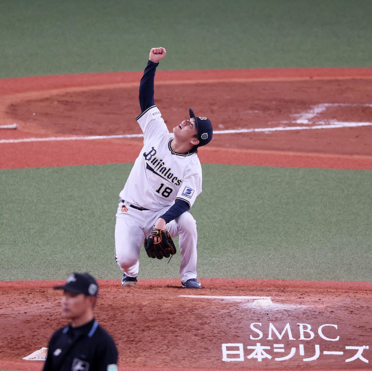 オリックス対阪神　9回表阪神2死一塁、山本は近本を二ゴロに仕留めマウンド上でガッツポーズを見せる（撮影・加藤哉）