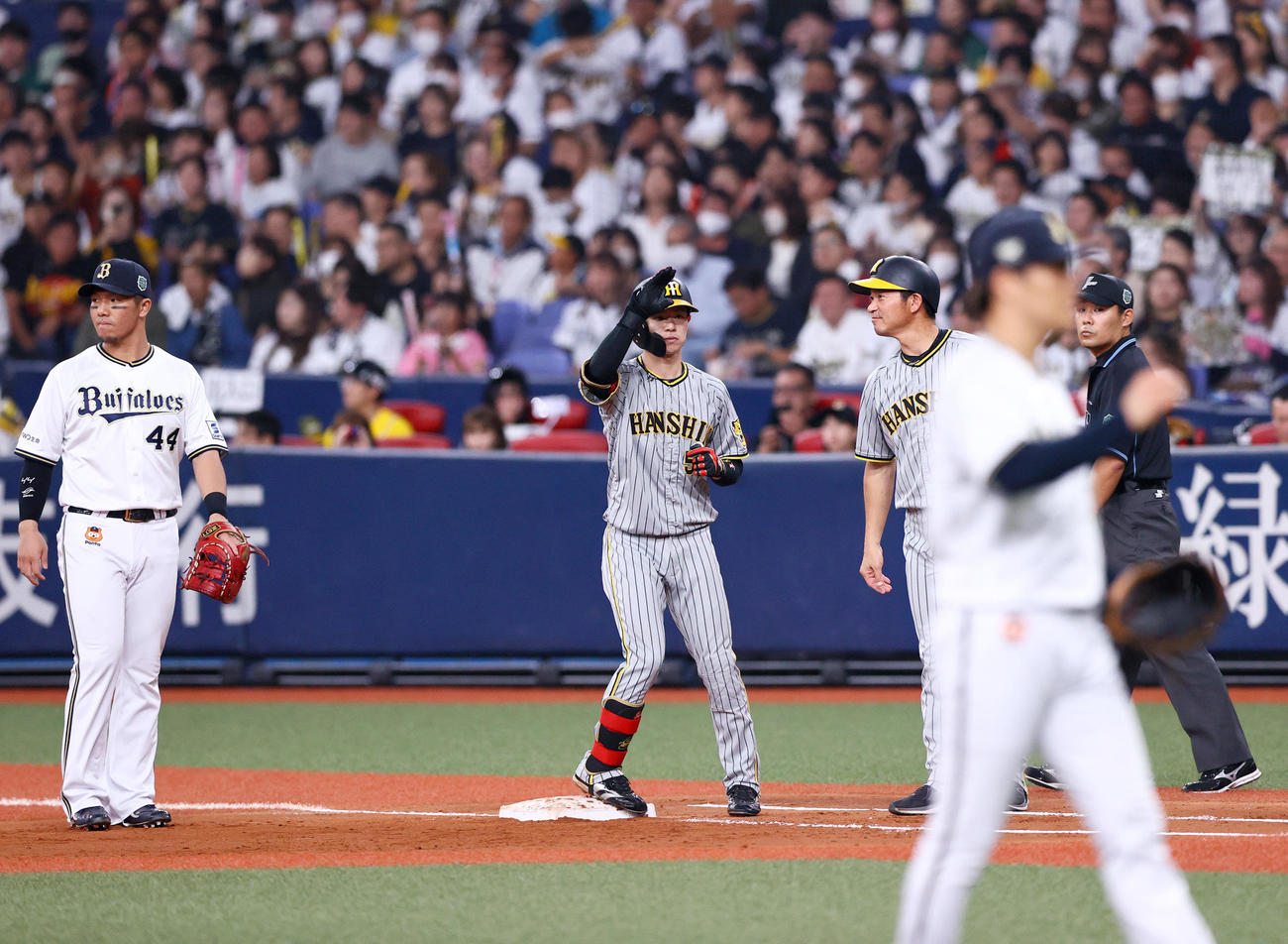 オリックス対阪神　3回表阪神無死、中野（左から2人目）は中前打を放ち二塁でポーズする（撮影・上山淳一）
