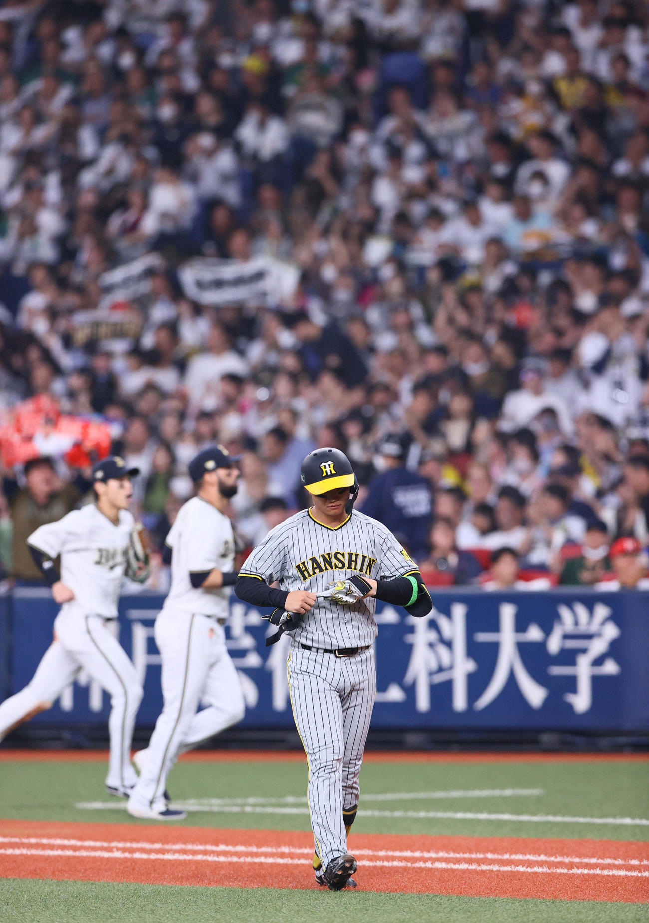 オリックス対阪神　7回表阪神2死一、二塁、森下（手前）は二飛に倒れる（撮影・上山淳一）