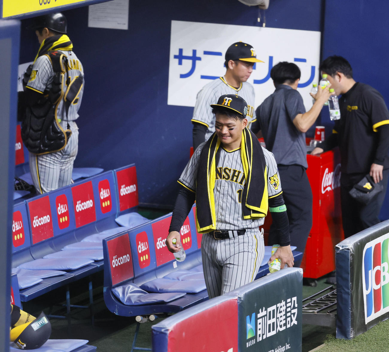 オリックス対阪神　オリックスに敗れ、ベンチを引き揚げる阪神森下（撮影・藤尾明華）