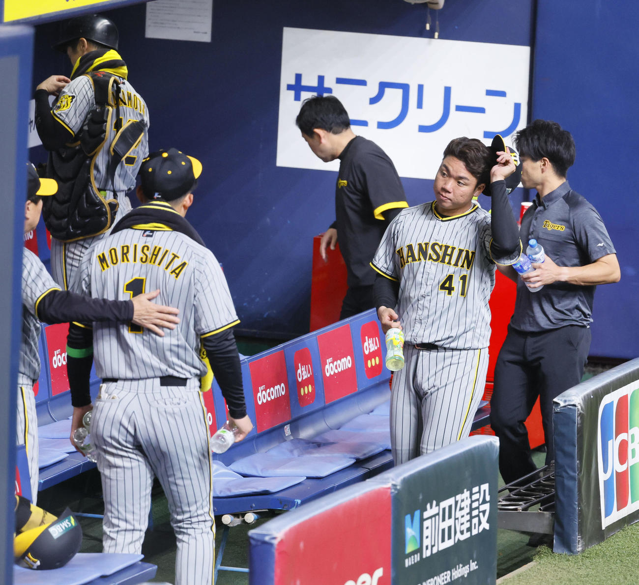 オリックス対阪神　オリックスに敗れ、ベンチを引き揚げる阪神村上（右から2人目）（撮影・藤尾明華）