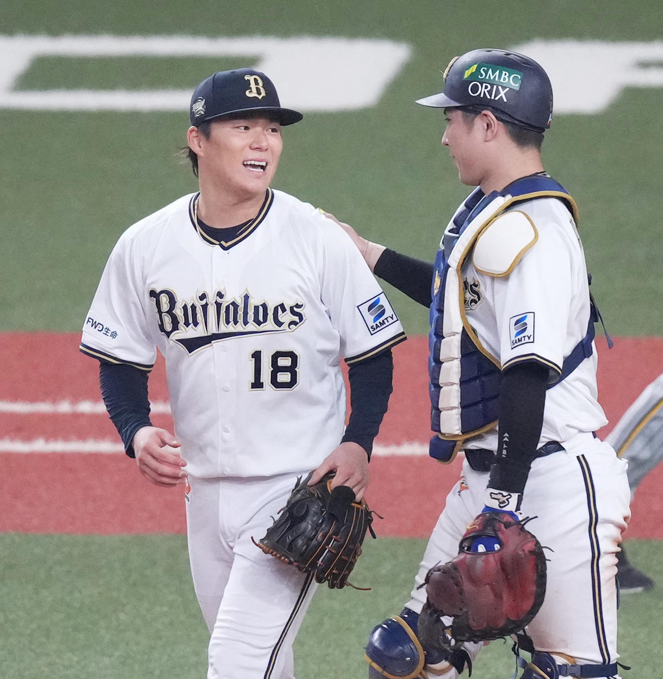 オリックス対阪神　完投勝利で日本一に逆王手をかけ、捕手若月（右）に祝福される山本（撮影・菅敏）