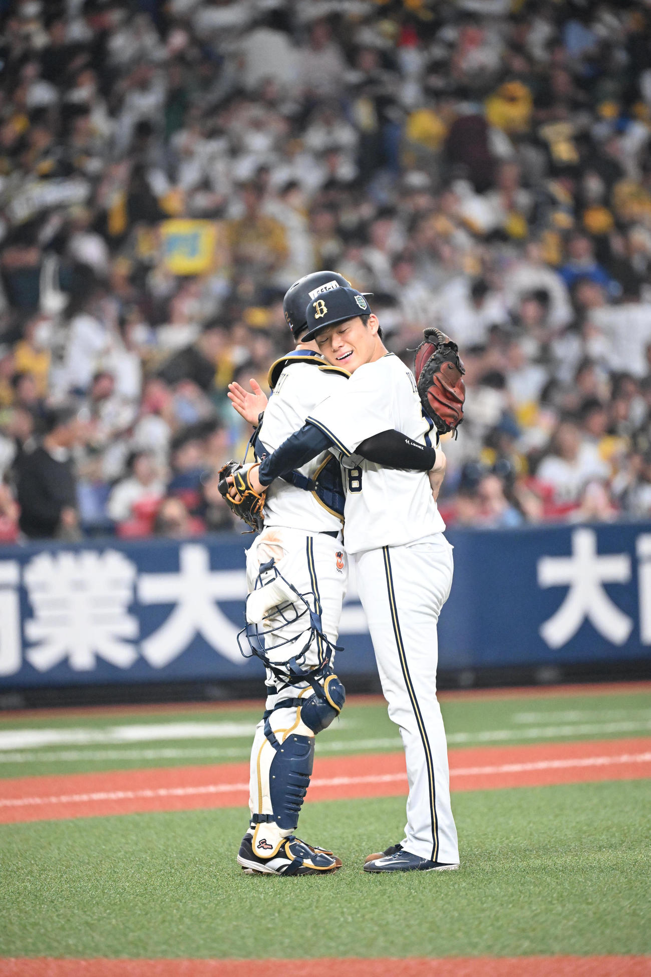 オリックス対阪神　9回表阪神2死一塁、近本を二ゴロに打ち取り完投勝利、若月（左）と抱き合う山本（撮影・和賀正仁）