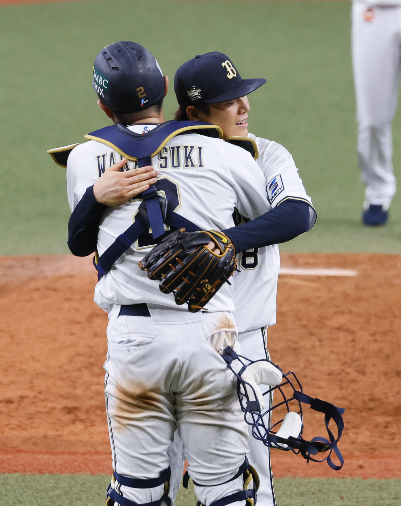 オリックス対阪神　阪神に勝利し、若月と抱き合うオリックス山本（撮影・藤尾明華）