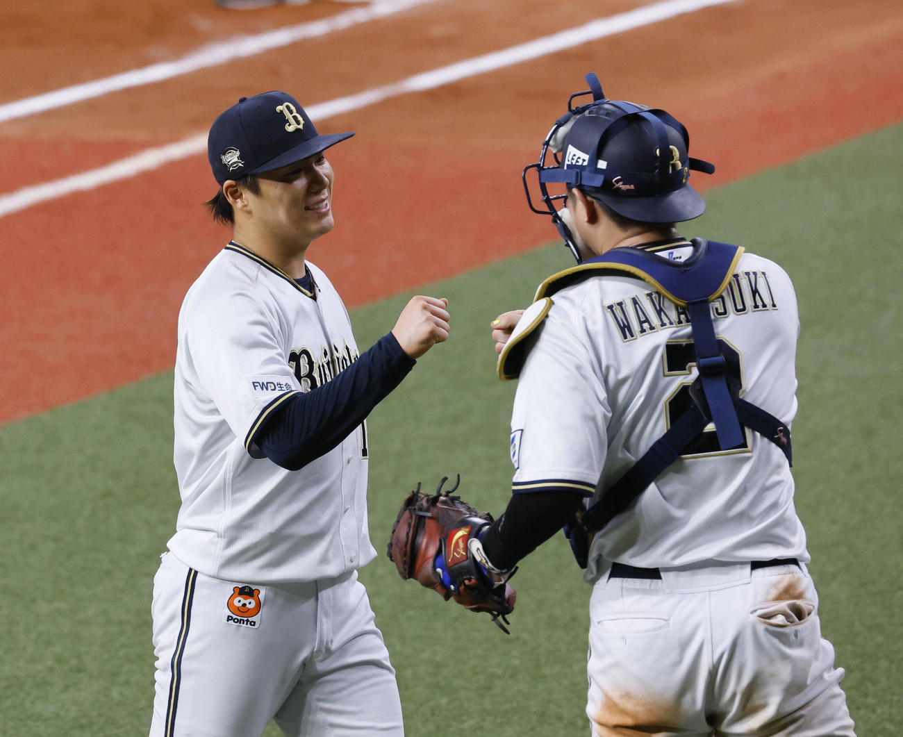 オリックス対阪神　8回を終え、若月（右）とグータッチを交わすオリックス山本（撮影・藤尾明華）