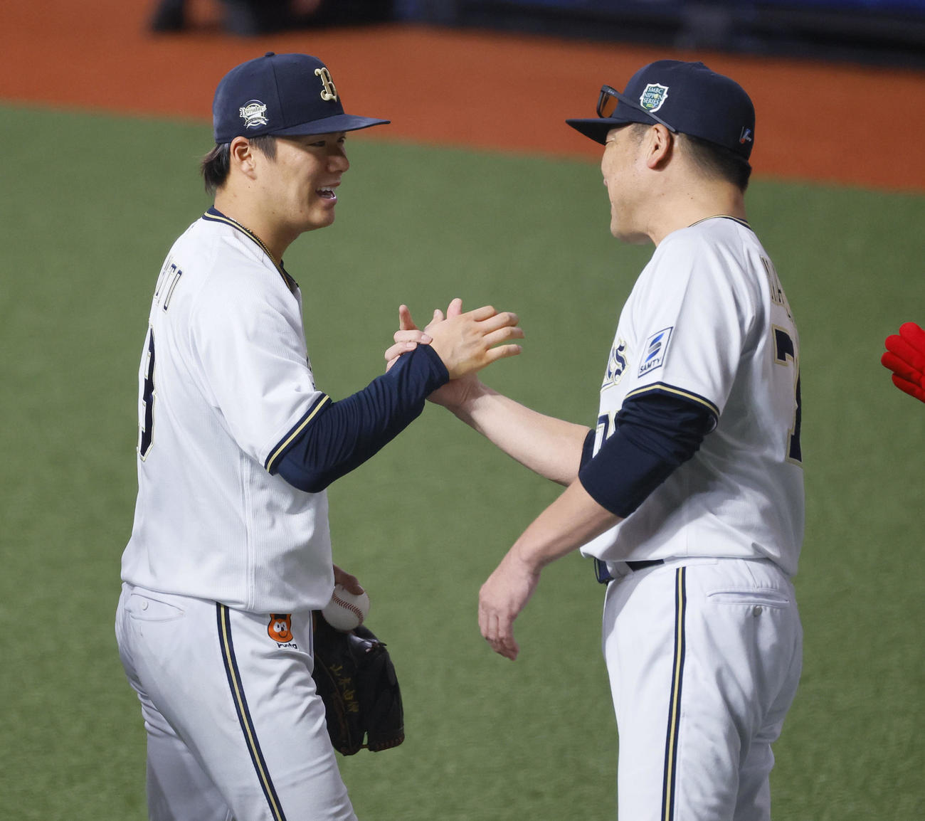 オリックス対阪神　阪神に勝利し、中嶋監督（右）と握手を交わすオリックス山本（撮影・藤尾明華）