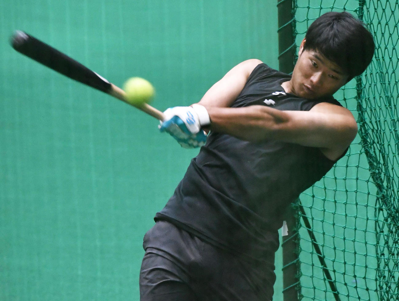休日返上で打撃練習を行う生海（撮影・岩下翔太）