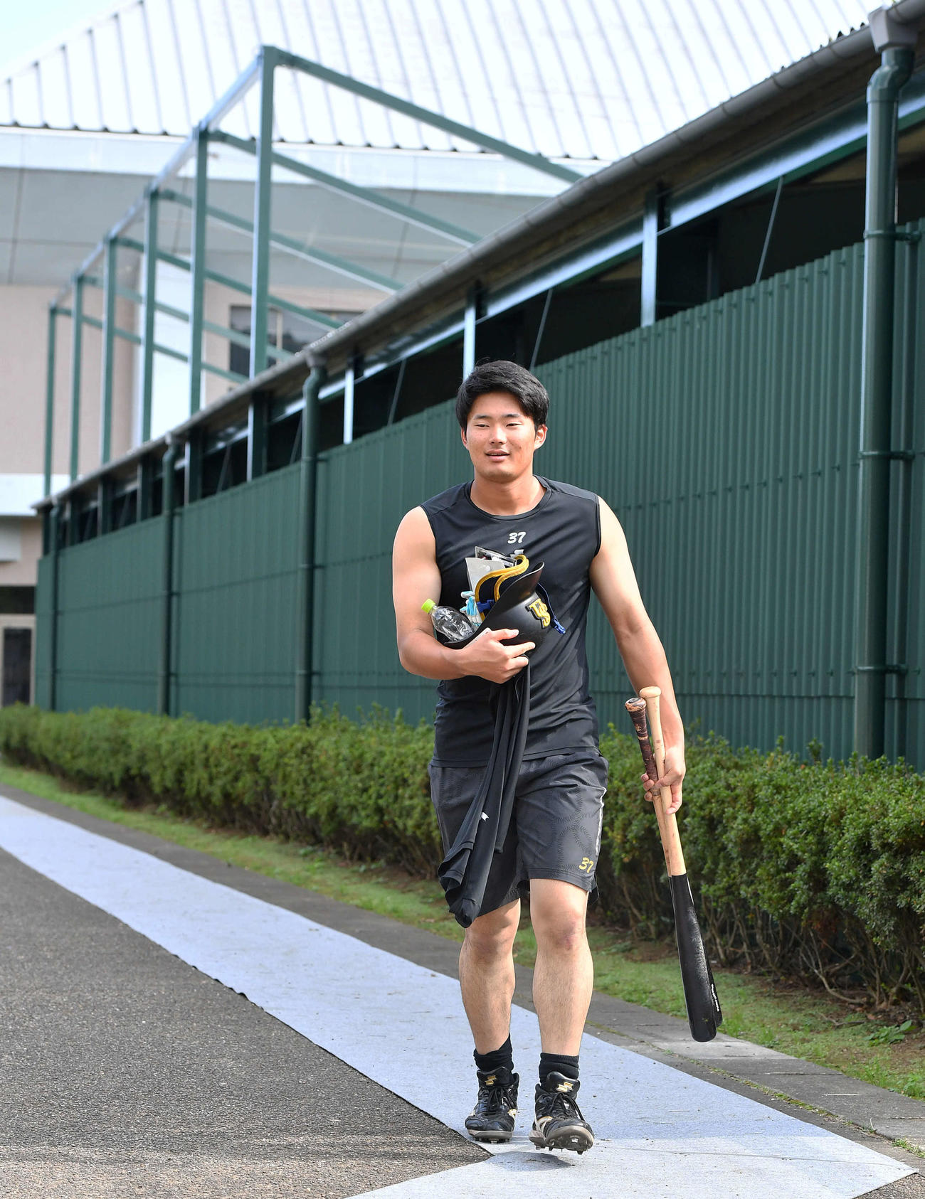 休日返上の打撃練習を終えて移動する生海（撮影・岩下翔太）
