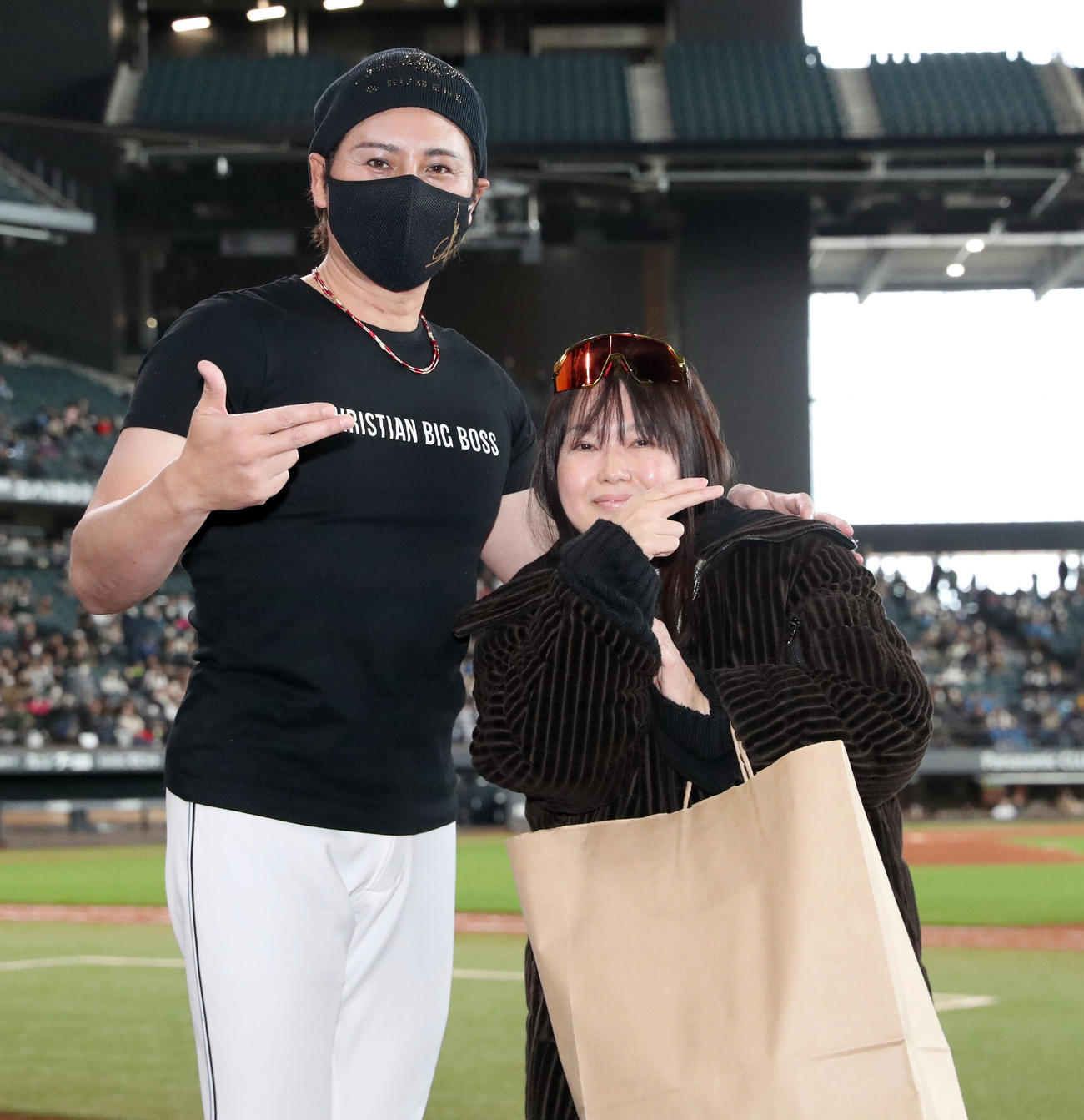 練習後のイベントで記念撮影に応じる日本ハム新庄監督と参加者（撮影・佐藤翔太）