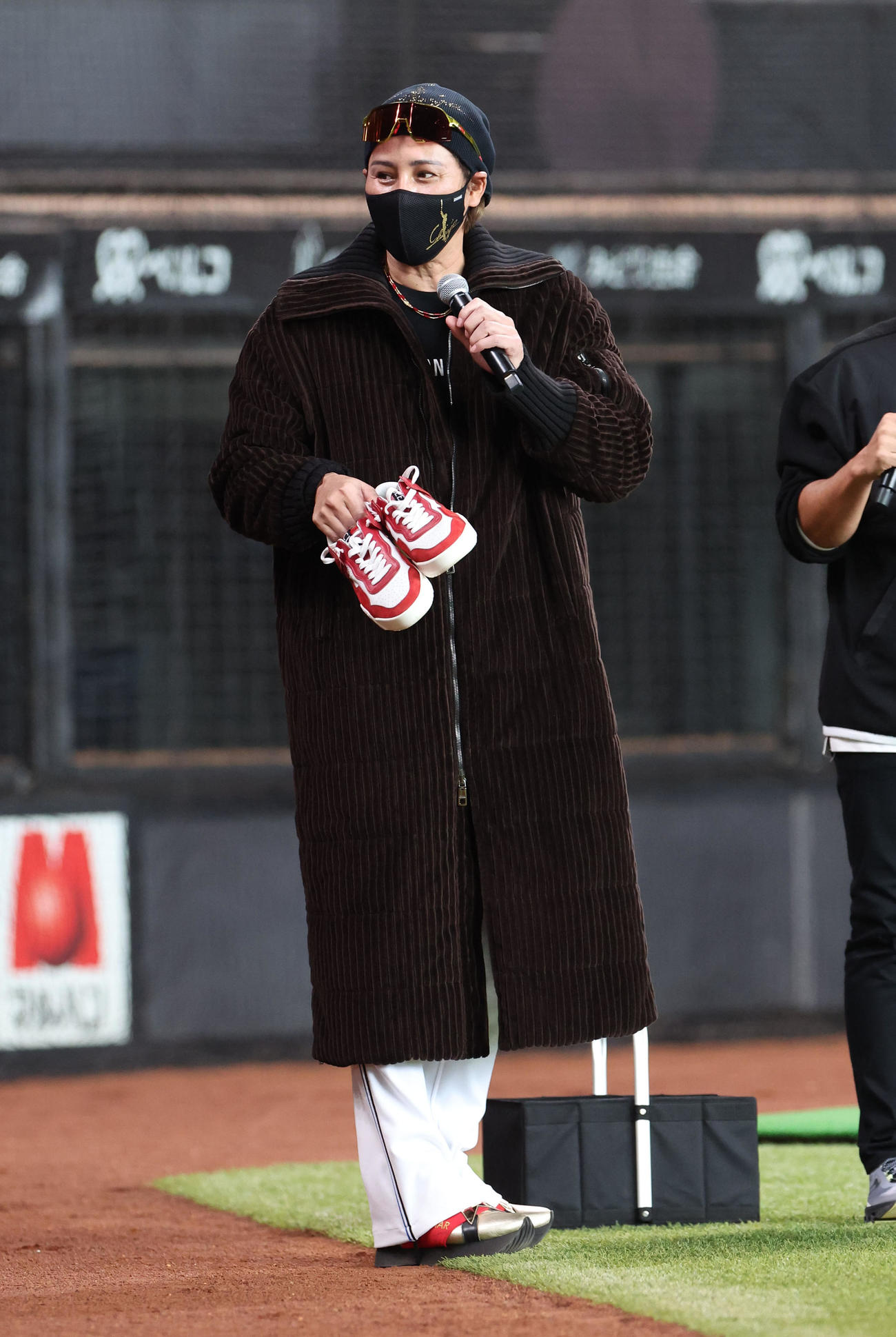 練習後のイベントでプレゼントを用意する日本ハム新庄監督（撮影・佐藤翔太）