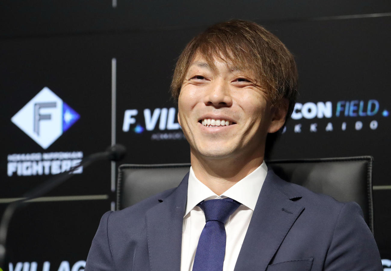 残留を表明し笑顔で会見に臨む日本ハム宮西（撮影・佐藤翔太）