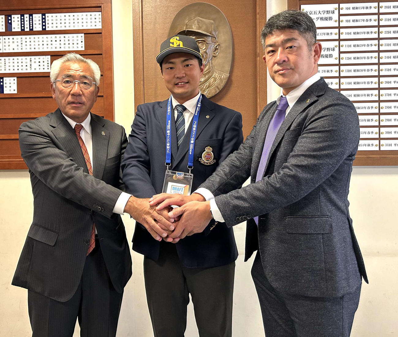 ソフトバンクから指名あいさつを受けた明大・村田賢一投手（左から2人目）（撮影・黒須亮）