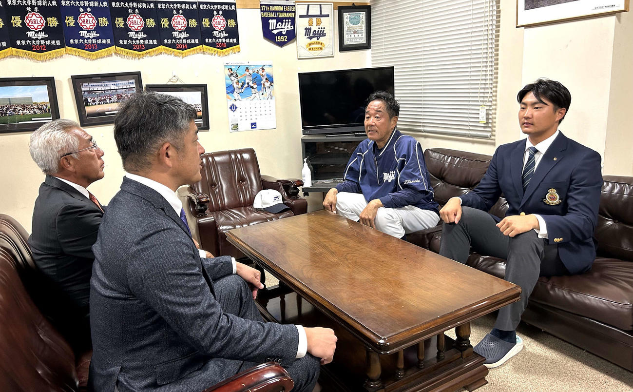 ソフトバンクから指名あいさつを受けた明大・村田賢一投手（右手前）（撮影・黒須亮）
