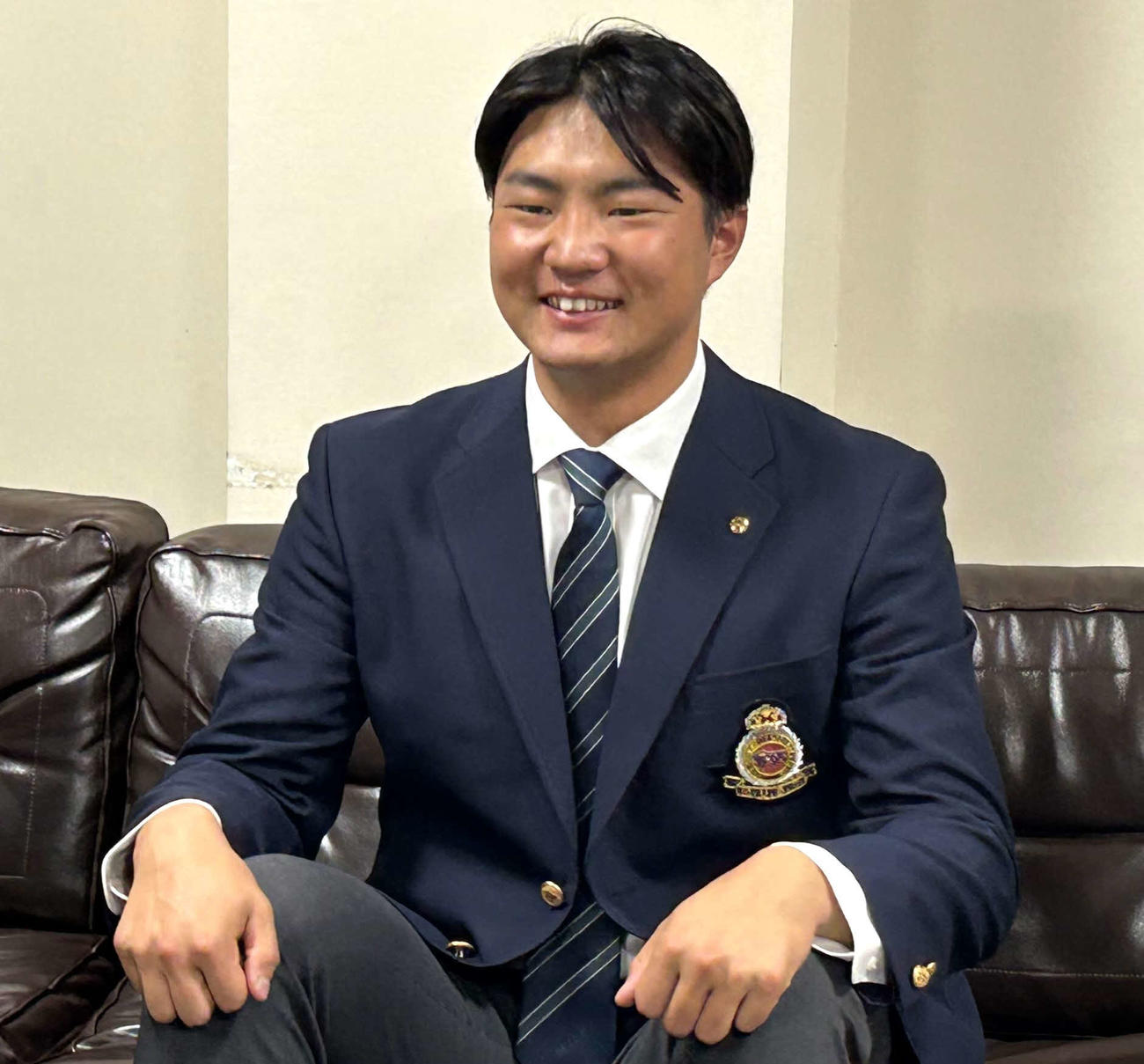 指名あいさつで笑顔を見せる明大・村田賢一投手（撮影・黒須亮）