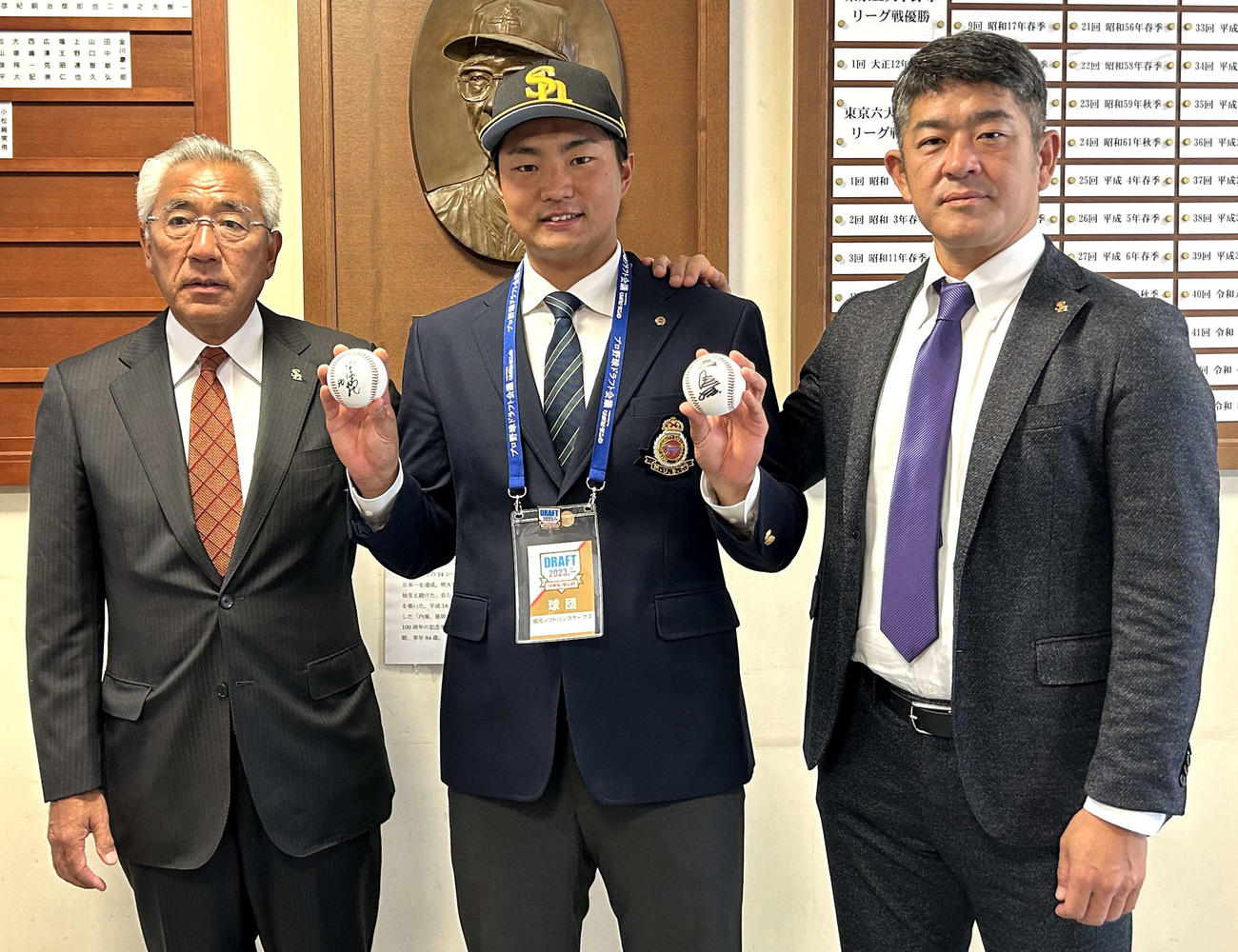 ソフトバンクからの指名あいさつを受けた明大・村田賢一投手（左から2人目）（撮影・黒須亮）