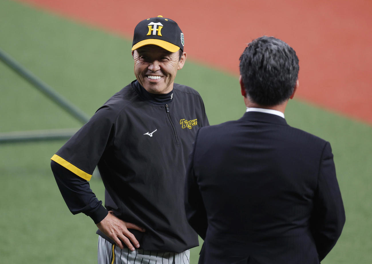 オリックス対阪神　工藤氏（右）と言葉を交わし笑顔を見せる阪神岡田監督（撮影・前田充）