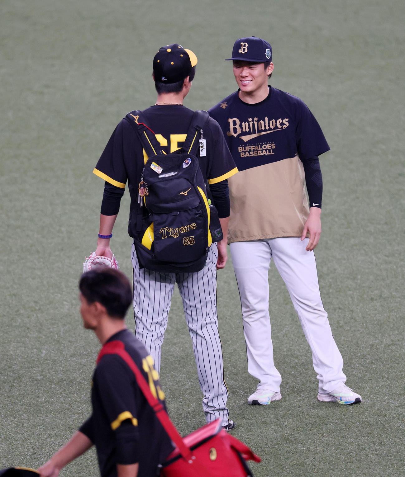 オリックス対阪神　山本は湯浅（左）と談笑（撮影・加藤哉）