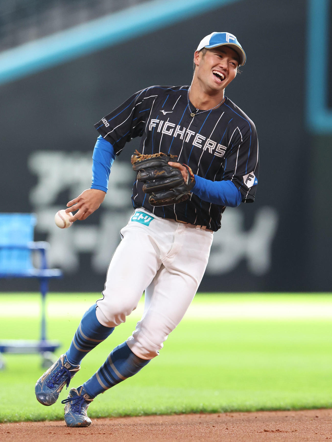 アメリカンノックを受ける日本ハム細川（撮影・佐藤翔太）