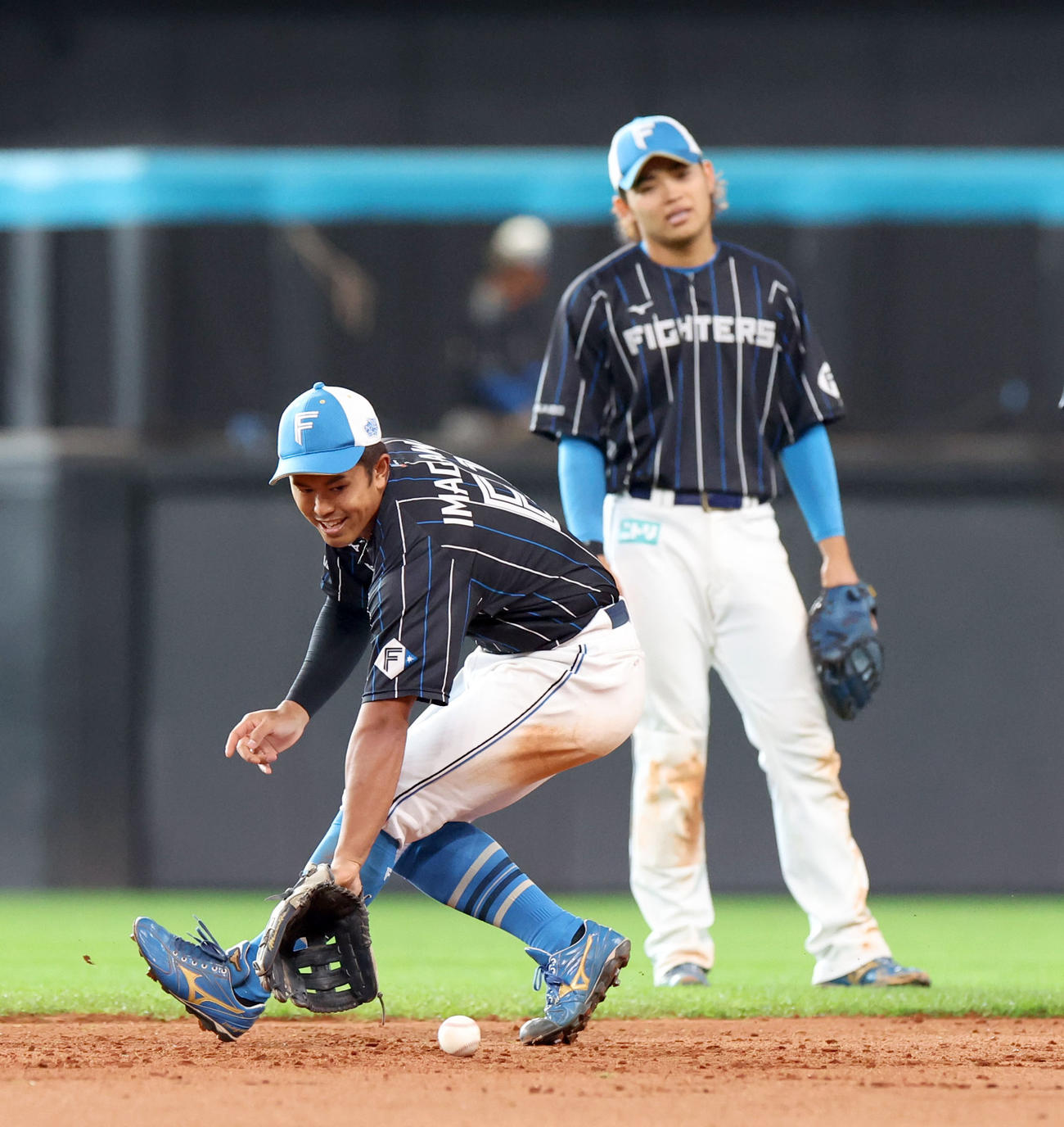 アメリカンノックを受ける日本ハム今川（撮影・佐藤翔太）