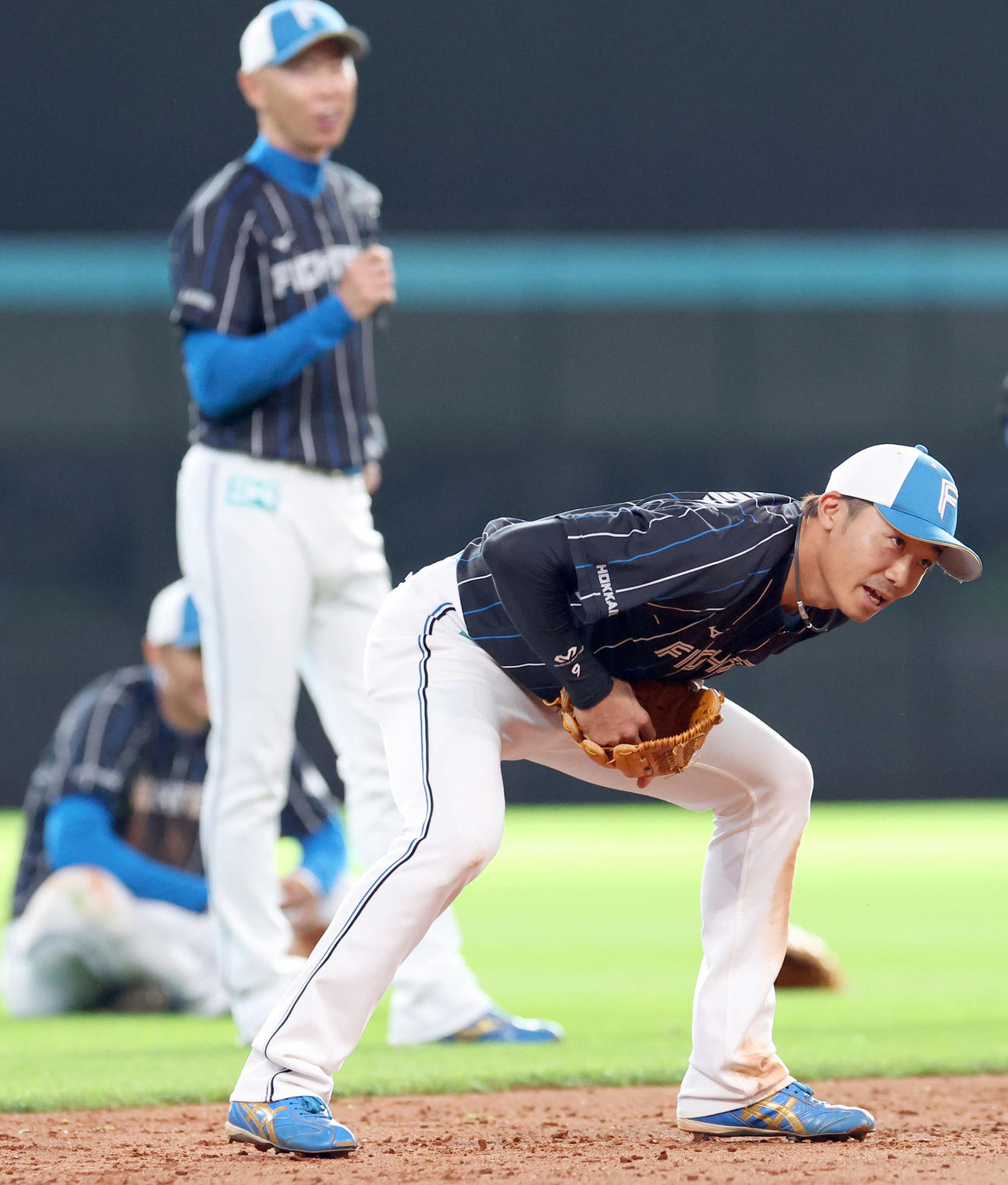 アメリカンノックを受ける日本ハム中島（撮影・佐藤翔太）