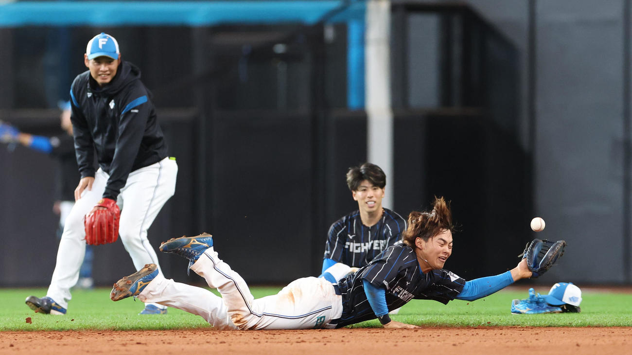 アメリカンノックを受ける日本ハム田宮（撮影・佐藤翔太）