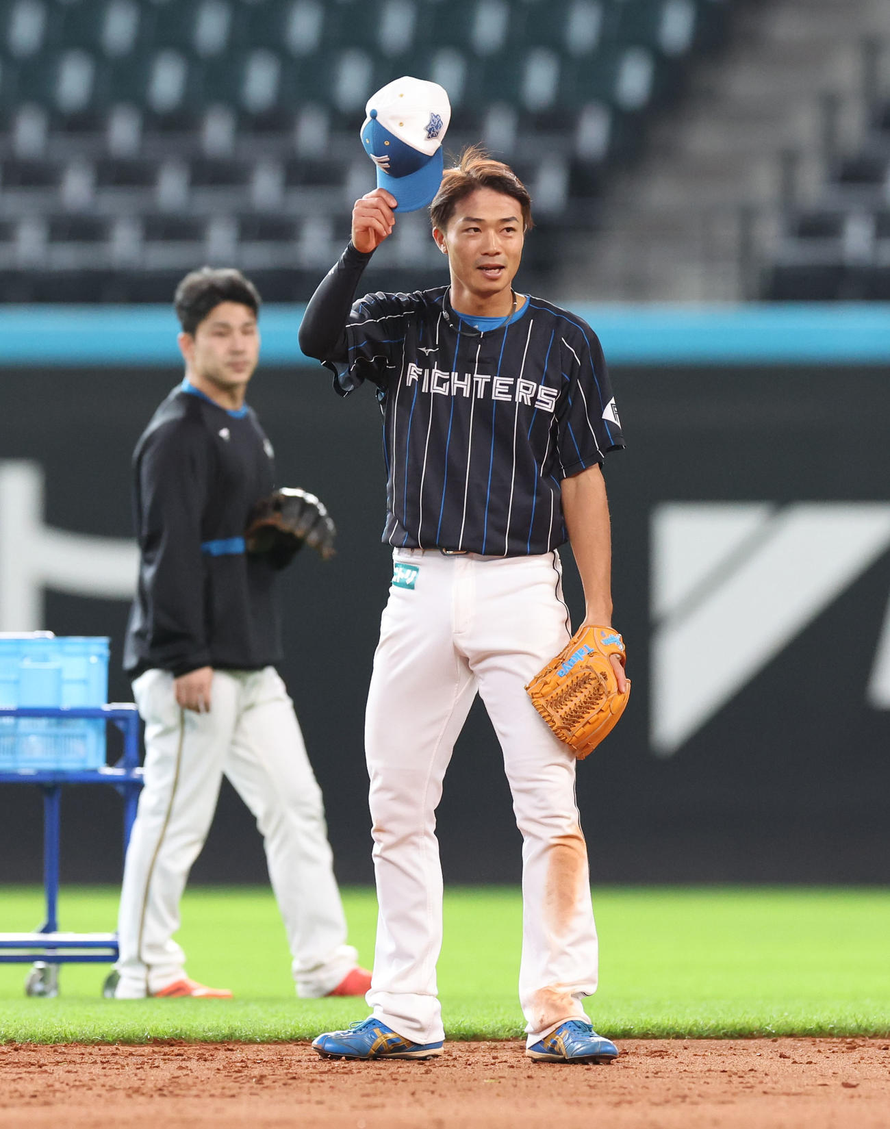 アメリカンノックを終え笑顔を見せる日本ハム中島（撮影・佐藤翔太）