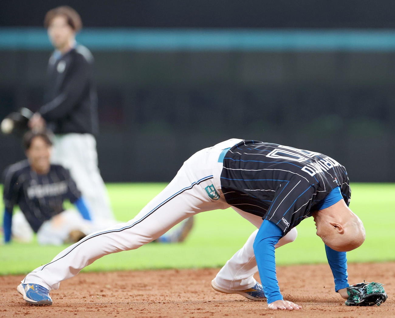 アメリカンノックで後逸する日本ハム森本コーチ（撮影・佐藤翔太）