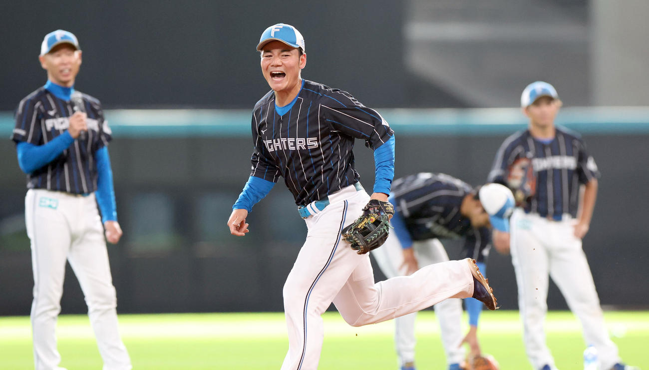 アメリカンノックを受ける日本ハム清宮（撮影・佐藤翔太）