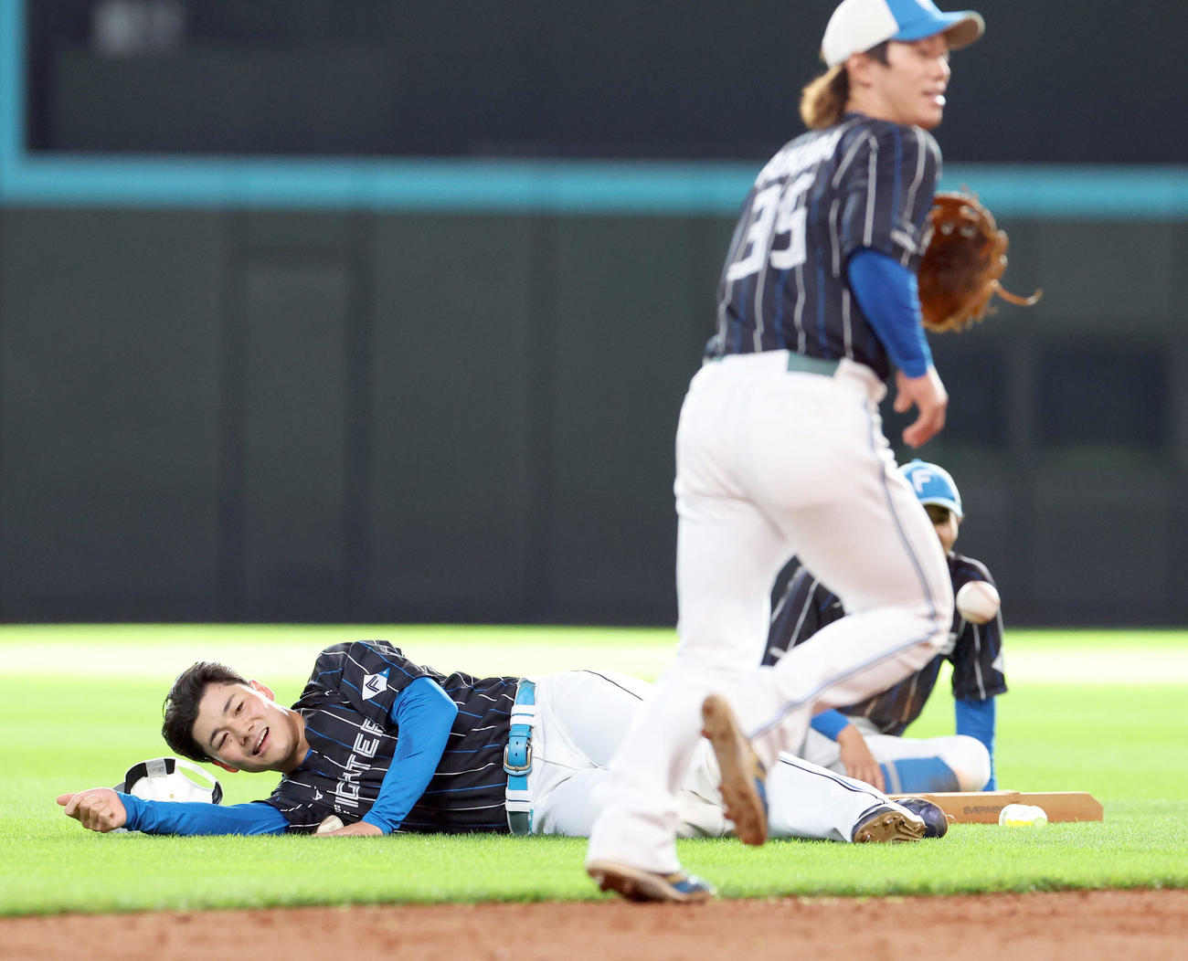 アメリカンノックを終えその場に倒れる日本ハム清宮（撮影・佐藤翔太）