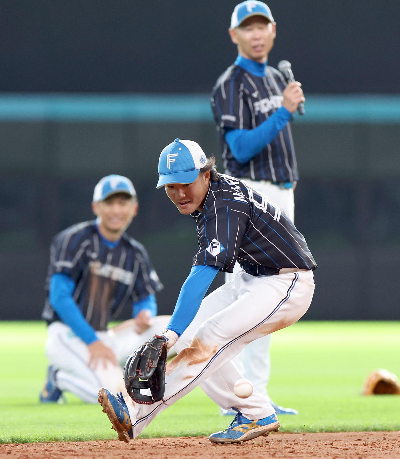 アメリカンノックを受ける日本ハム奈良間（撮影・佐藤翔太）