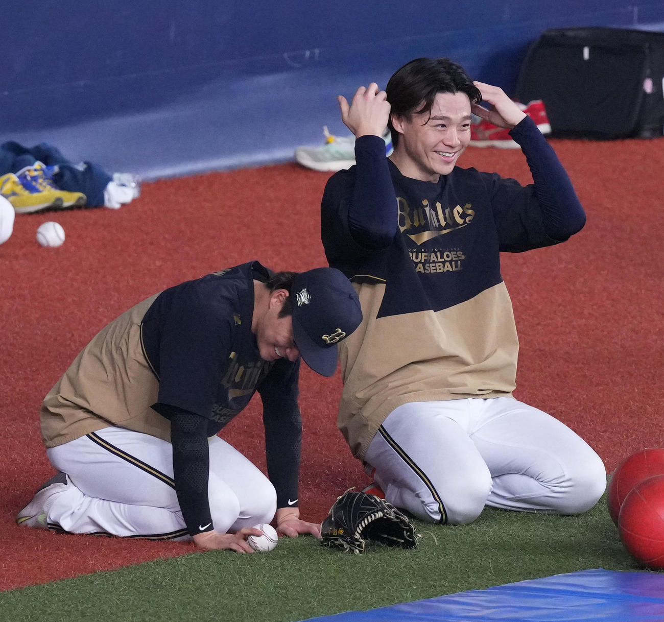 オリックス対阪神　試合前の練習中に山本（左）と談笑するオリックス山崎福（撮影・菅敏）