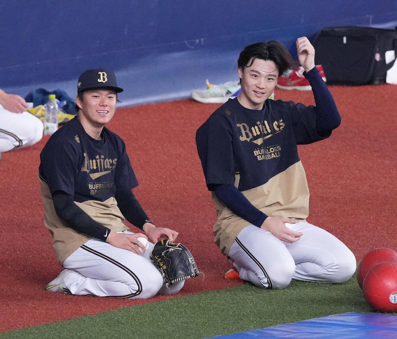 オリックス対阪神　試合前の練習中に山本（左）と談笑するオリックス山崎福（撮影・菅敏）