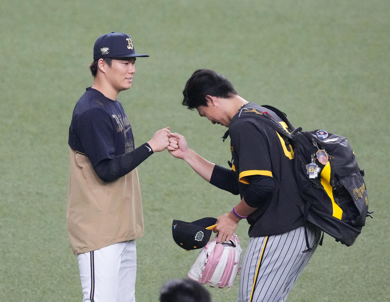 オリックス対阪神　試合前の練習中に山本（左）と談笑するオリックス山崎福（撮影・菅敏）
