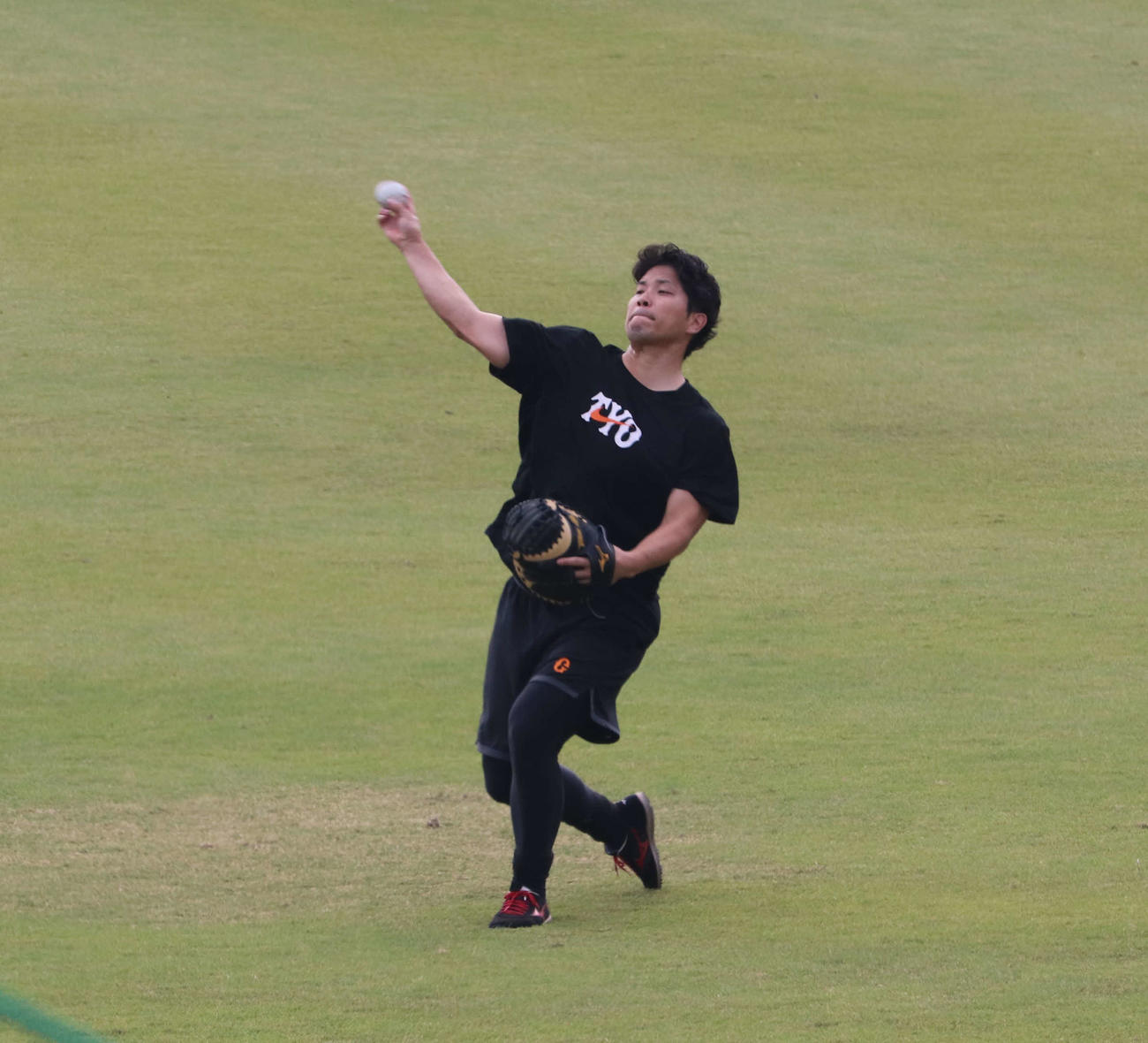 ジャイアンツ球場で自主トレを行う巨人大城卓（撮影・小早川宗一郎）