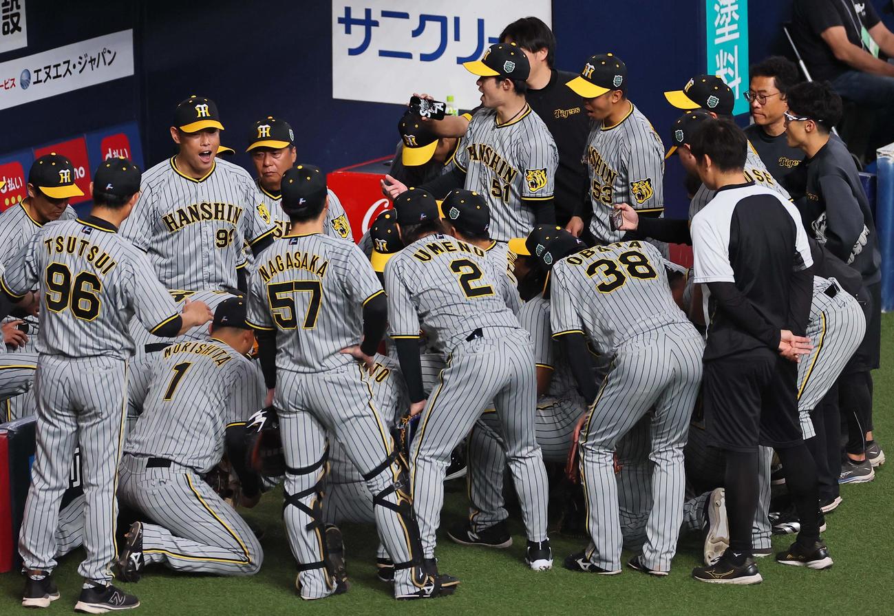 日本シリーズ第7戦　オリックス対阪神　原口（左から3人目）は円陣で声だしをする（撮影・上田博志）