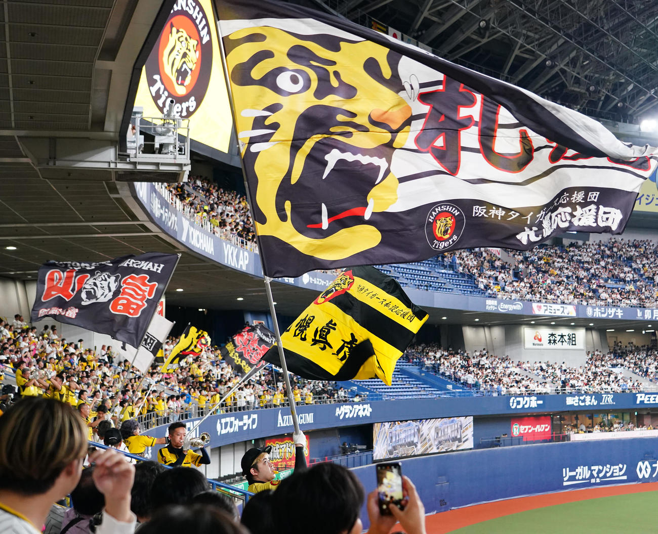 オリックス対阪神　試合前、スタンドで盛り上がる阪神ファン（撮影・菅敏）