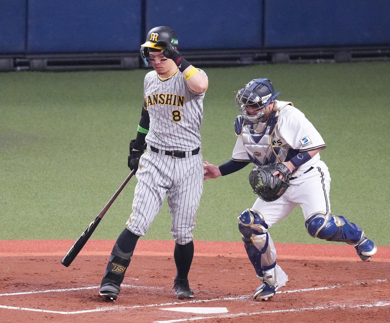 オリックス対阪神　2回表阪神2死、空振りの三振に倒れる佐藤輝明。右は捕手森（撮影・菅敏）