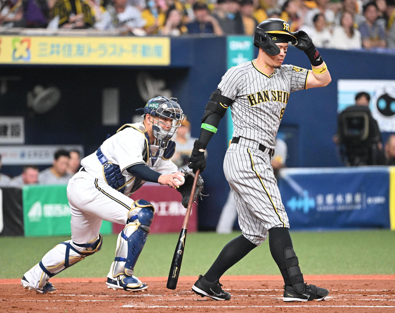 オリックス対阪神　2回表阪神2死、空振り三振に倒れる佐藤輝（撮影・和賀正仁）