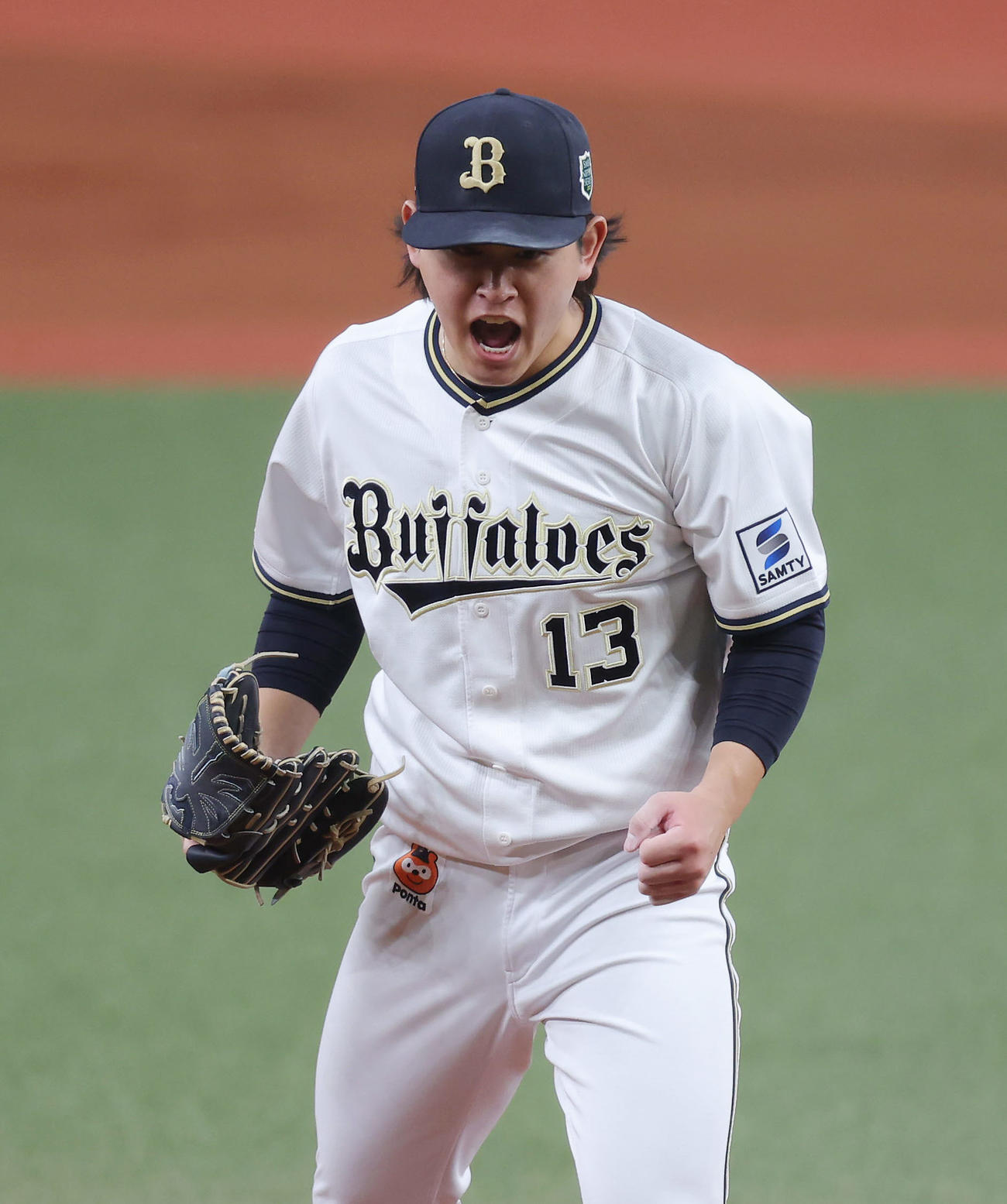 オリックス対阪神　2回表阪神2死、佐藤輝を空振り三振に仕留め、雄たけびを上げる宮城（撮影・前田充）