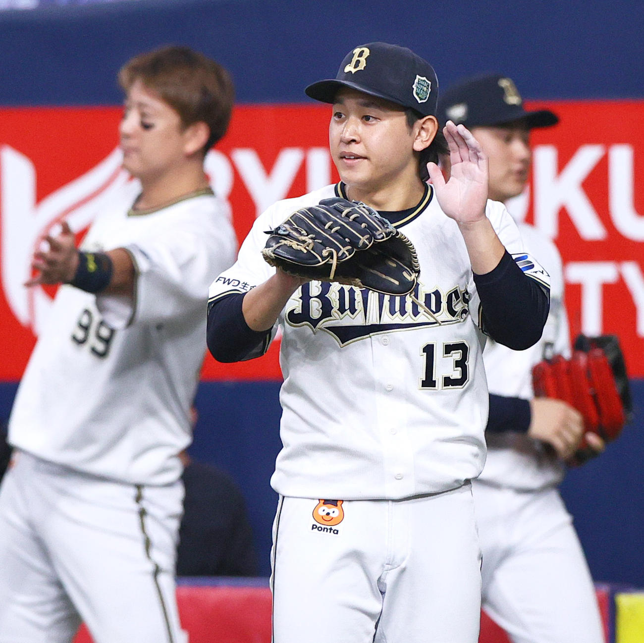 オリックス対阪神　2回表を無失点で終えたオリックス先発の宮城（手前）はベンチ前でナインを出迎える（撮影・上山淳一）