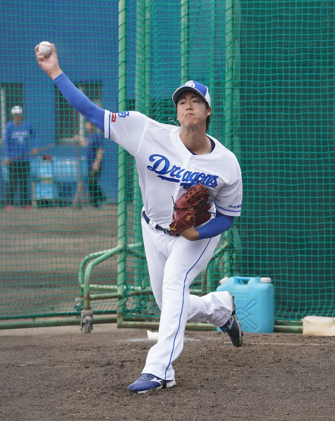 ブルペンで投球練習をする中日梅津晃大（2023年10月16日撮影）