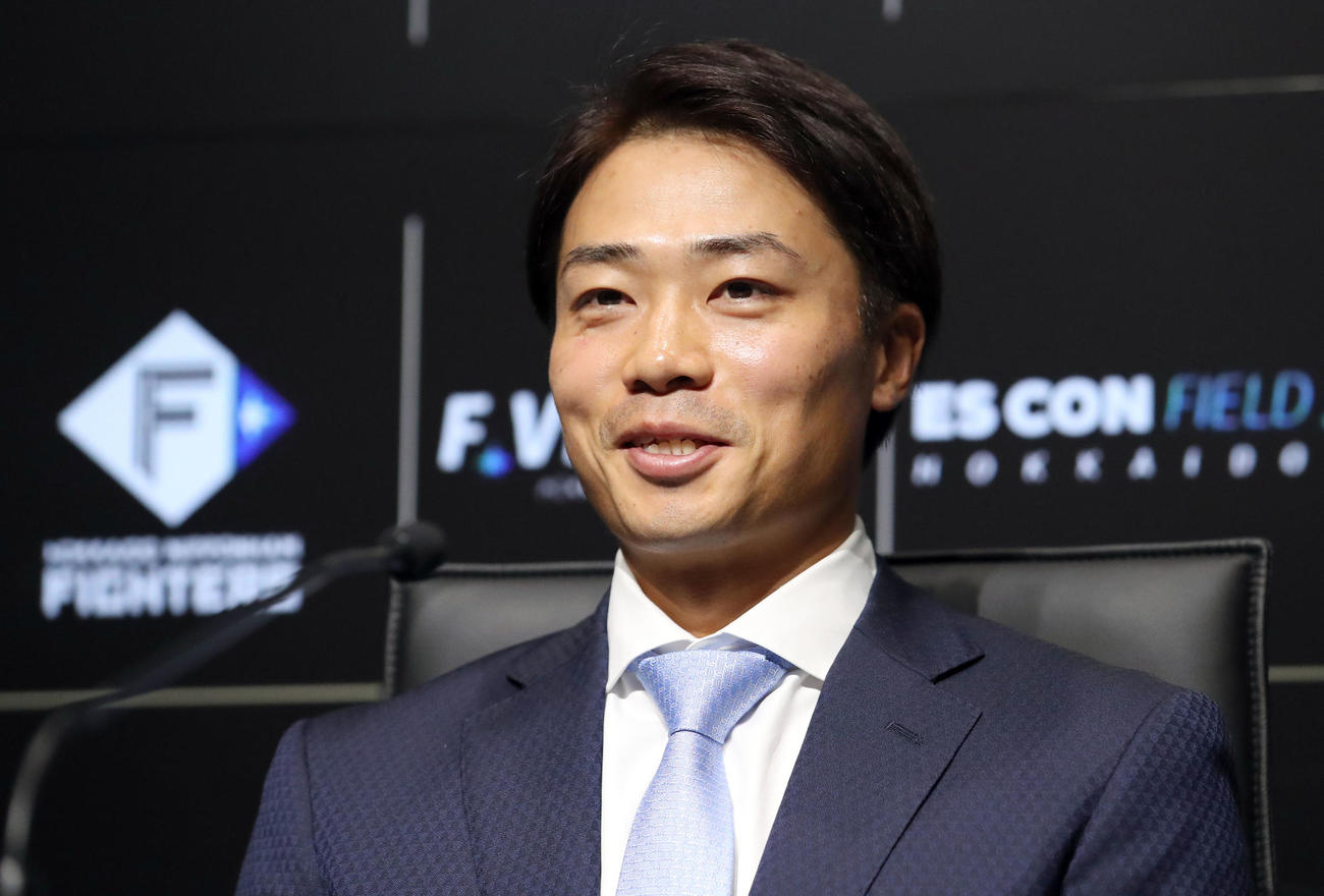 残留を表明し笑顔で会見に臨む日本ハム中島（撮影・佐藤翔太）