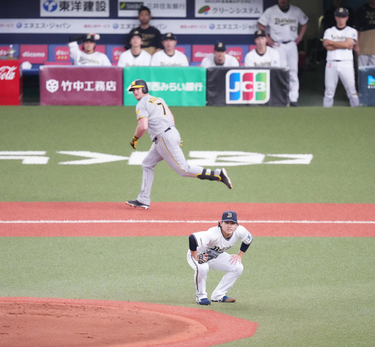 オリックス対阪神　4回表阪神1死一、二塁、ノイジー（後方）に先制の3点本塁打を打たれ、肩を落とす宮城（撮影・菅敏）