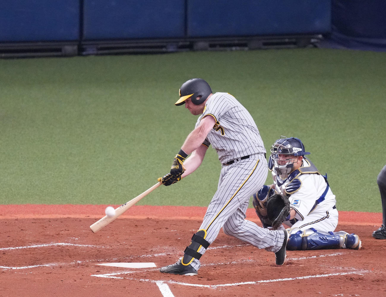 オリックス対阪神　4回表阪神1死一、二塁、左越えに先制の3点本塁打を放つノイジー（撮影・菅敏）