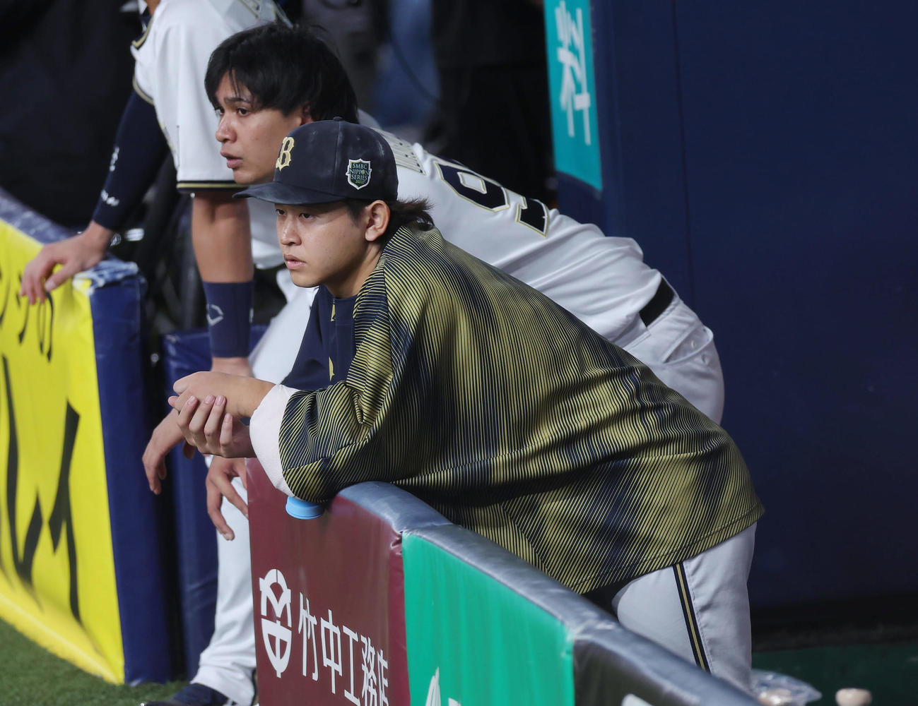 オリックス対阪神　8回裏の攻撃をベンチから見つめるオリックス宮城（手前）と宇田川（撮影・前田充）