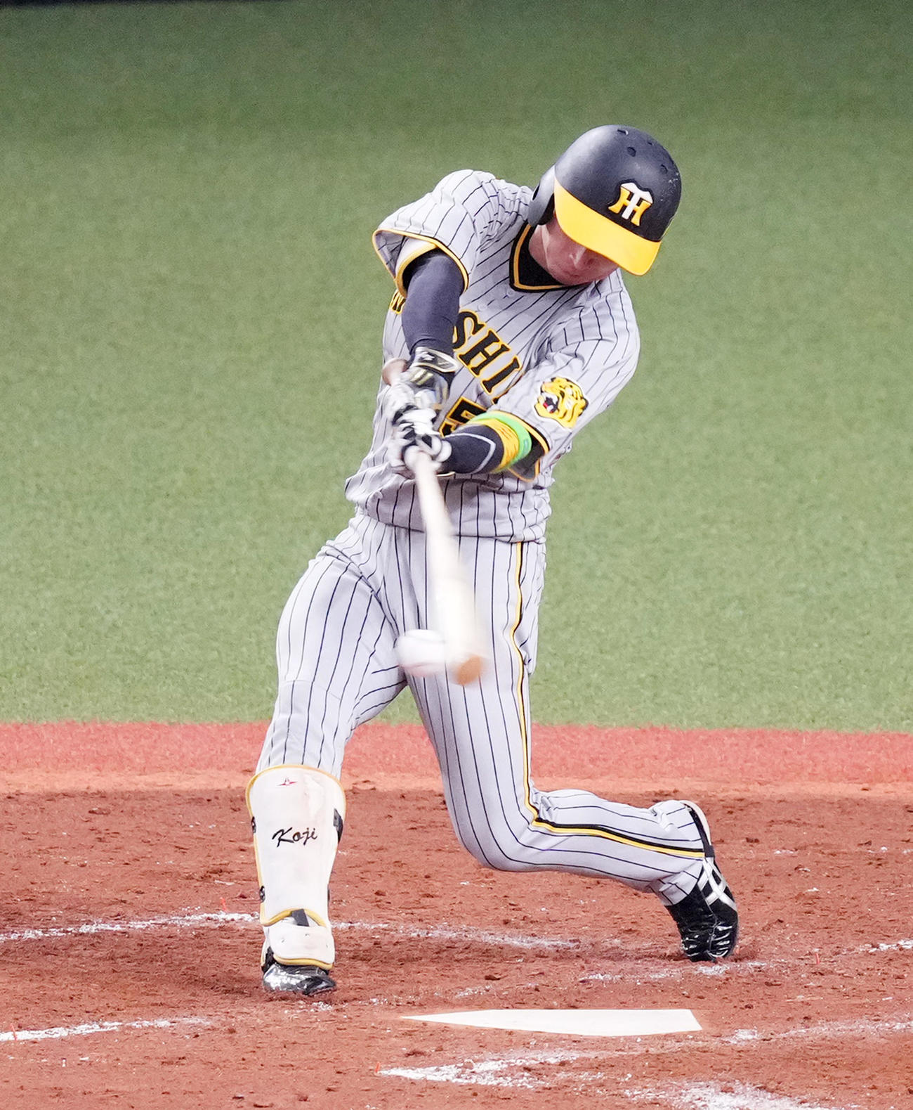オリックス対阪神　5回表阪神1死一塁、中前打を放つ近本（撮影・菅敏）