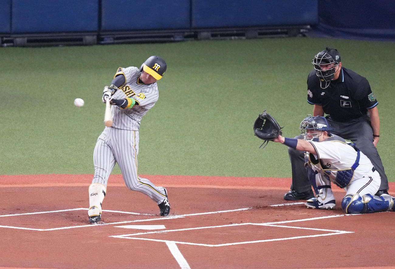 オリックス対阪神　1回表阪神無死、中前打を放つ近本（撮影・菅敏）